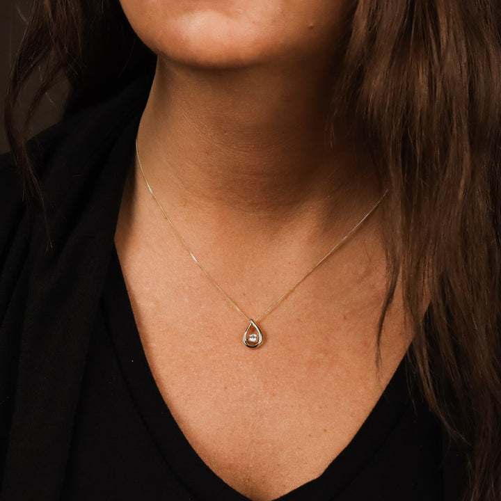 10k yellow gold teardrop penda