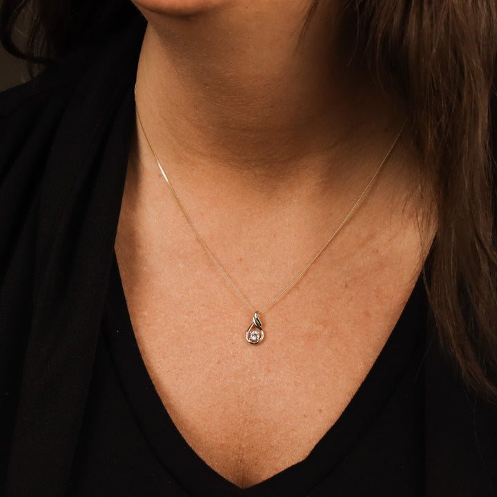 10k yellow gold pendant featur