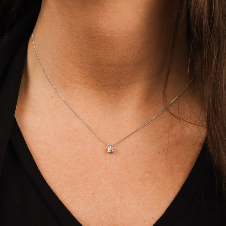 10k white gold solitaire penda