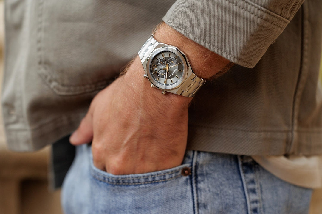 This Caravelle men’s 6-hand ch